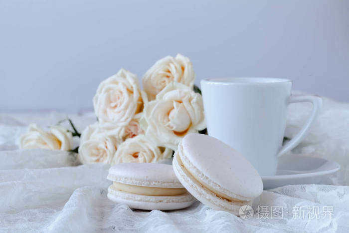 杯咖啡和一束白玫瑰