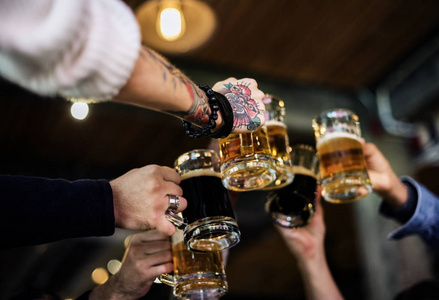 应酬喝酒图片