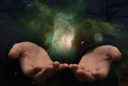 浩瀚苍穹浩瀚的宇宙在一个孩子的手中.这个形象的要素照片