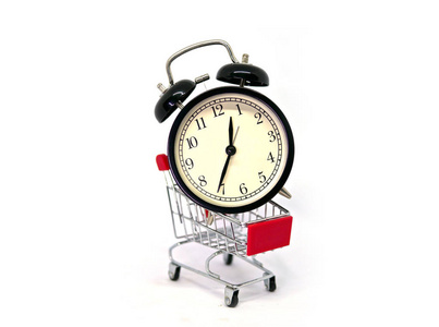 大型老式闹钟在购物车或超市手推车孤立的白色背景, 购买时间概念