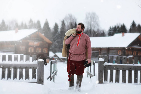 在俄罗斯的农民中世纪传统的冬季服装