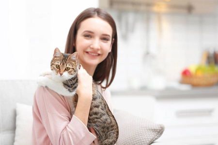 美丽的年轻女子，与可爱猫咪在家里