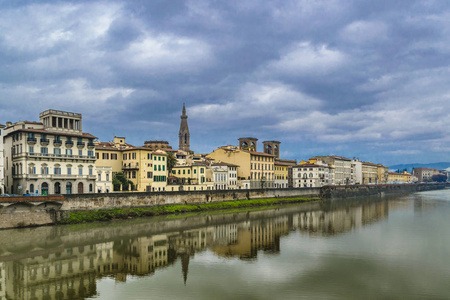以阿诺河畔建筑为主题的佛罗伦萨历史中心景观
