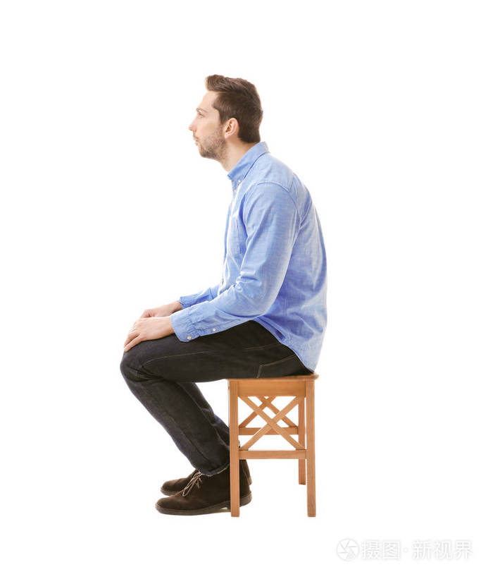 坐姿不正确概念.男子坐在椅子上白色孤立
