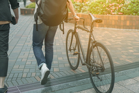 步行与自行车在路径方式与阳光复古色彩色调风格背景