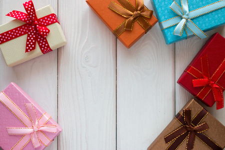 在白色背景上的不同颜色的礼品盒照片