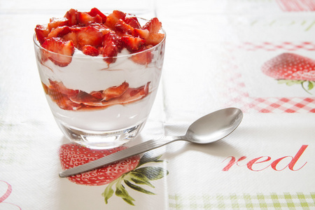 用勺子草莓甜点