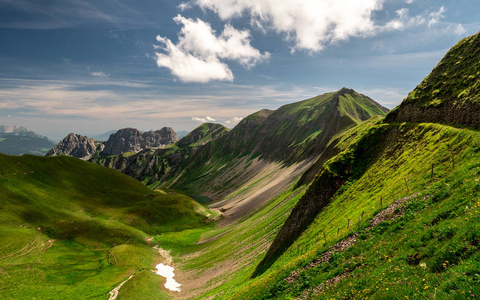 风景秀丽的山景色在夏天晴朗的天在瑞士阿尔卑斯, 山脊步行 brienzer rothorn hohenweg