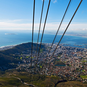 模糊在南非开普镇城市天际线从表山天空海洋和房子