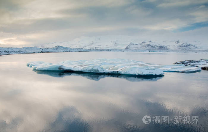 Jokulsarlon 冰川湖在冰岛在冬天。美丽冰冷的风景