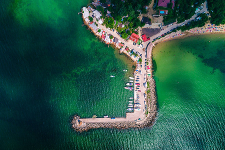 海上无人机鸟瞰黑海海岸。美丽的海滩和渔村。Euxinograd, 瓦尔纳, 保加利亚