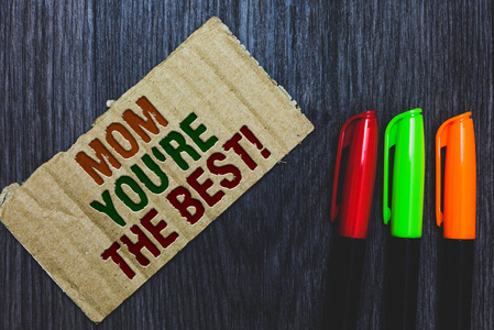 写笔记显示妈妈你是最好的。商业照片展示欣赏你的母亲爱的感觉恭维纸板与字母灰色木桌彩色钢笔奠定排名