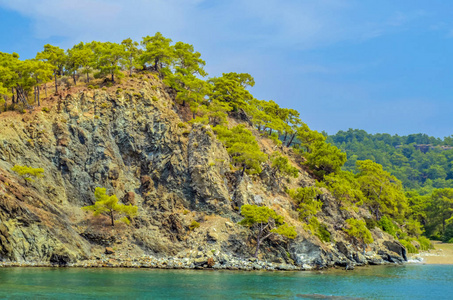 度假村。蓝色的地中海水。美丽神奇的自然背景。巨大的岩石