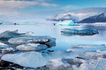 Jokulsarlon 冰川湖在冰岛在冬天。美丽冰冷的风景