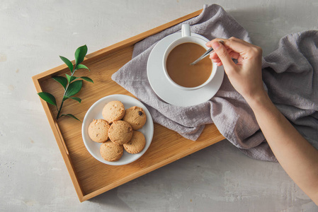 关闭 cookie 和手搅拌杯茶咖啡