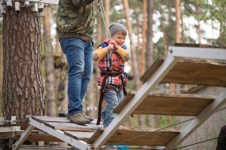 戈梅利，白俄罗斯2017 年 4 月 30 日 绳镇为家庭假期在农村。家庭的竞争，以克服空中的障碍