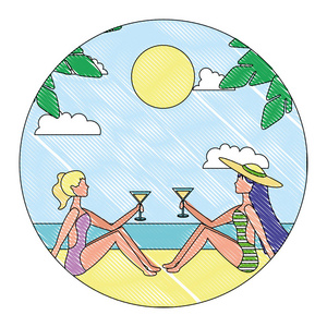 两个女人坐在沙滩上, 手里拿着鸡尾酒