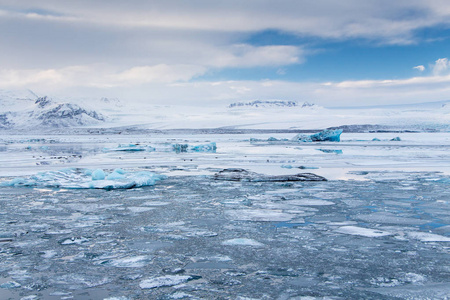 Jokulsarlon 冰川湖在冰岛在冬天。美丽冰冷的风景