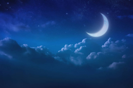 夜间多云半颗蓝色的月亮在天空和星星在夜间多云的后面.户外活动照片