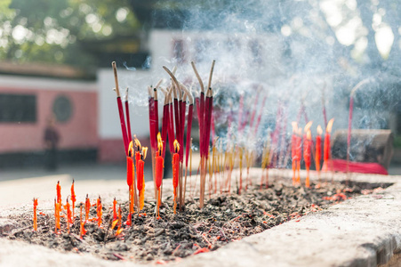 蜡烛和香枝燃烧在中国寺庙