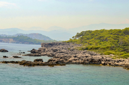 度假村。蓝色的地中海水。美丽神奇的自然背景。巨大的岩石