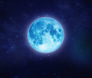 美丽的蓝色月亮在天空和星星在晚上.晚上户外照片