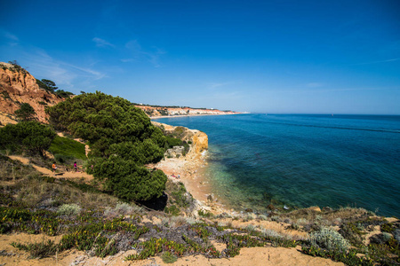 美丽的悬崖沿 Falesia 海滩和大西洋在阿尔加维, 葡萄牙