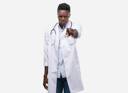 年轻的非洲裔美国人男子穿着医生大衣指向相机和你, 手势, 正面和自信的手势从前面