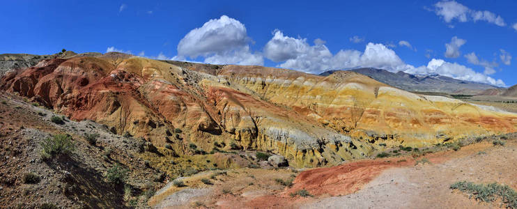 unrealy 美丽多彩的粘土峭壁在克孜勒 Kisil 山谷, 阿尔泰山脉, 俄罗斯的全景。夏天的风景, 这被称为火星梦幻般