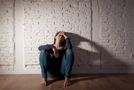 孤独的女人患抑郁症照片