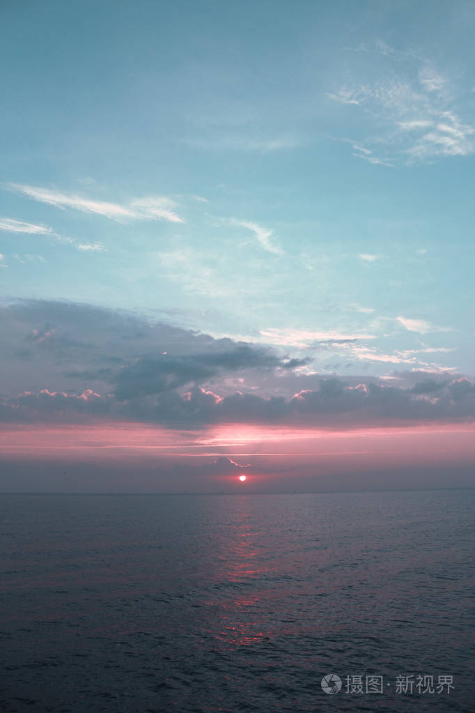 多云的天空和平静的大海.惊人的自然照片