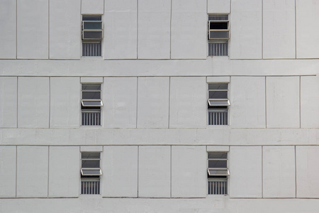 现代城市建筑灰色墙上的铝窗照片