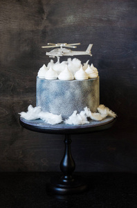 巧克力天鹅绒银色蛋糕与直升机礼帽