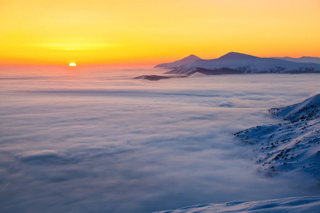 美妙的风景与高山在雪, 密集的纹理雾和日出在寒冷的冬天天.