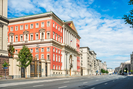 莫斯科市政厅的红色大厦在贝罗鲁斯卡亚街道在一个夏天晴朗的早晨