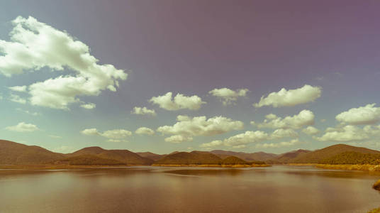 湖山和蓝色天空背景