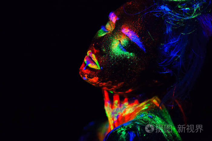 美丽的外星模型在霓虹灯光的女子 它是模特的用荧光化妆 女性构成在uv 多彩化妆艺术设计漂亮的画像 黑色背景上孤立照片 正版商用图片0rb25z 摄图新视界 美丽的外星模型在霓虹灯光的女子 它是模特的用荧光化妆 女性构成在uv 多彩化妆艺术设计漂亮的画像 黑色背景上孤立照片 正版商用图片0rb25z 摄图新视界