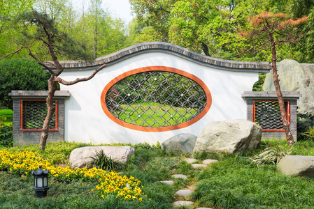 中国传统墙体在花园里的圆形窗口照片