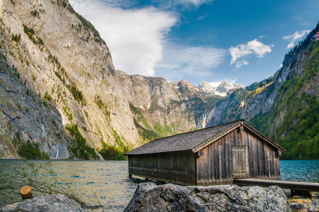 阿尔卑斯湖上的一座木屋