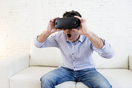 快乐的人在家里客厅沙发沙发激发使用 3d 眼镜观看 360 虚拟现实