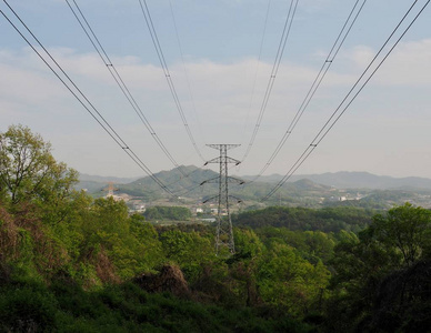 在韩国清州城安装的一座输电塔