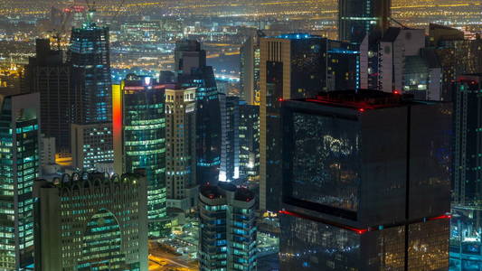从卡塔尔多哈 timelapse 的顶端, 西湾地区的天际线。照亮现代摩天大楼鸟瞰从屋顶夜间