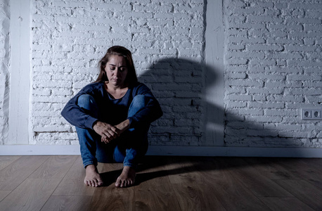 孤独的女人患抑郁症照片