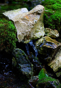自然软背景与小河在石头