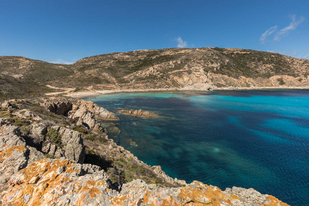 灯塔和多岩石的海岸线，在 Revellata 在科西嘉岛