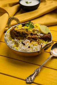 Hyderabadi 鸡 biryani 或 dum biryani，选择性焦点