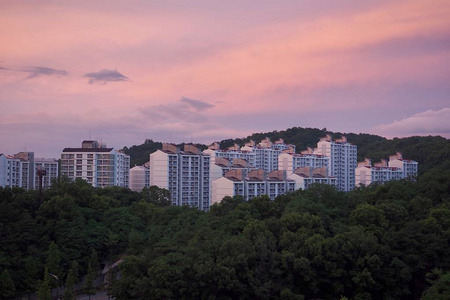 清州的公寓和山, 韩国, 日落