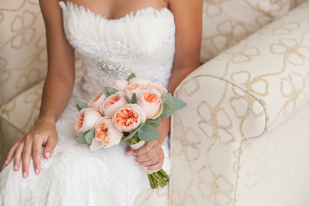 新娘举行丰富的婚姻花束图片