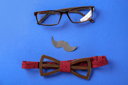 黑色的胡子, 眼镜和弓领带的颜色背景。快乐父亲节庆祝活动