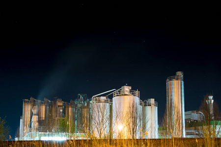 夜间照明的化工厂图片